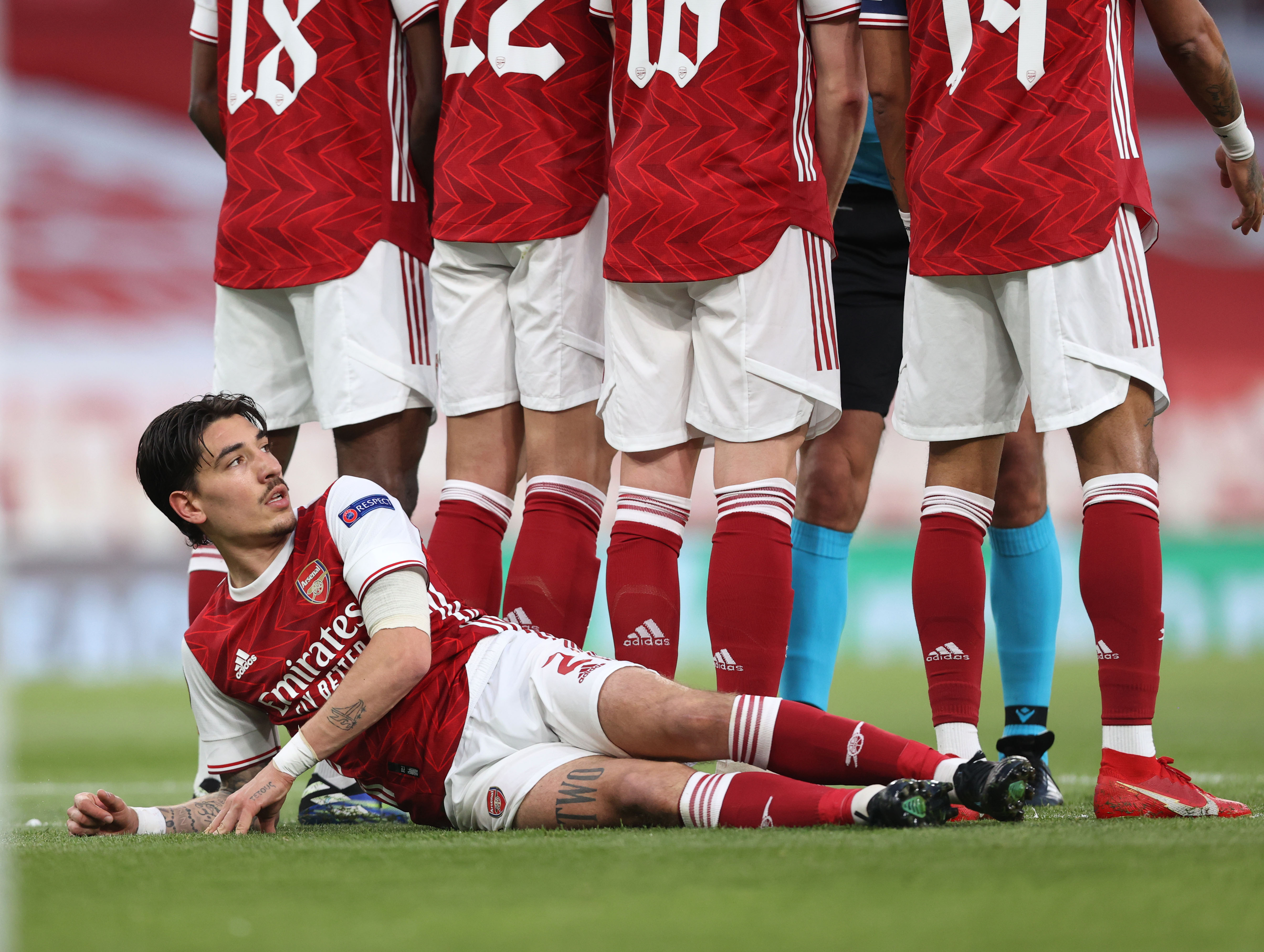 Piłkarski mur - krokodyl. Piłkarz leży za murem Arsenal v Villareal CF - UEFA Europa League Semi Final: Leg Two