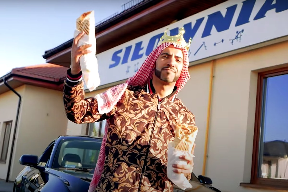 kadr z klipu Król Ali Baba - Król Kebabów kadr z klipu Król Ali Baba - Król Kebabów