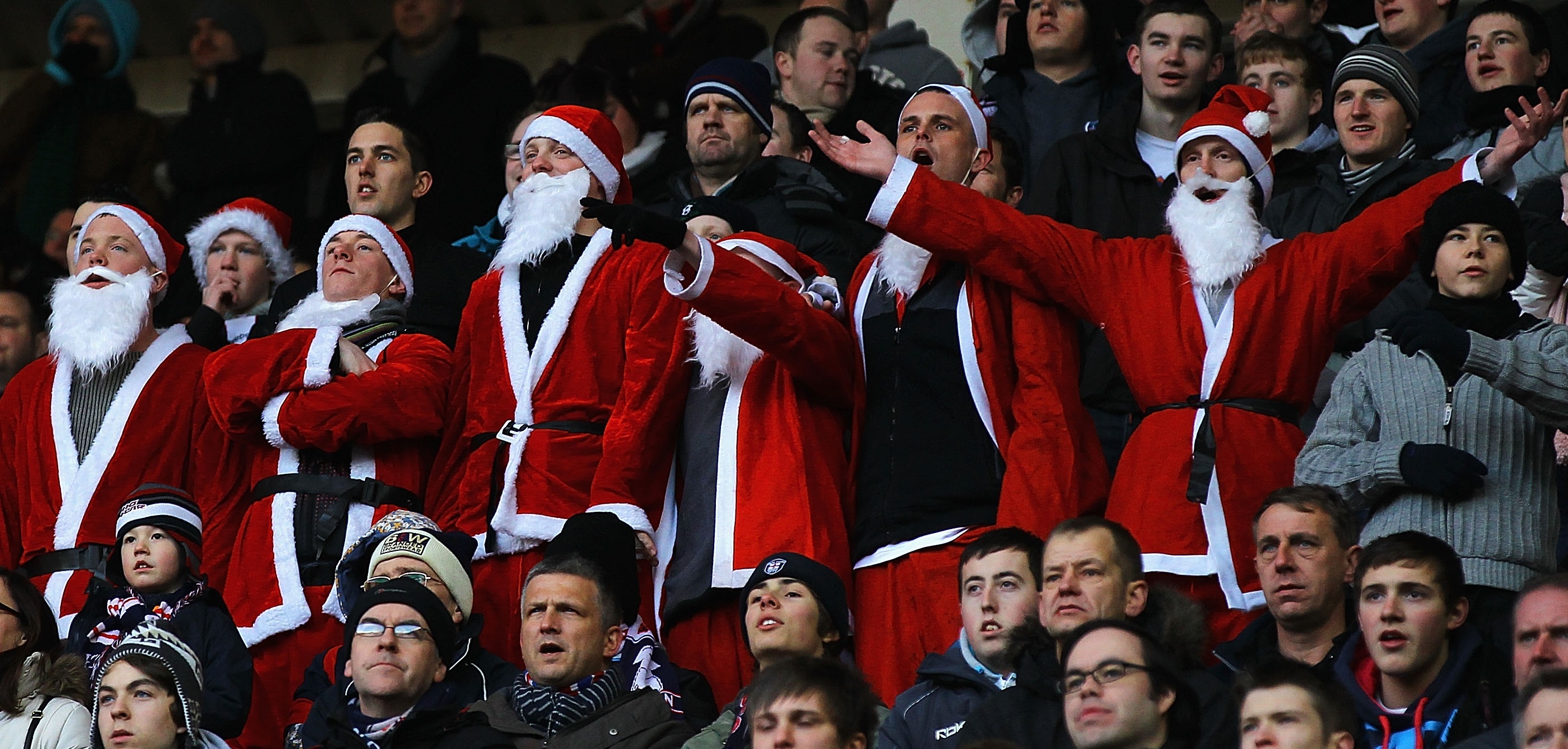 kibice w strojach Mikołaja - Premier League