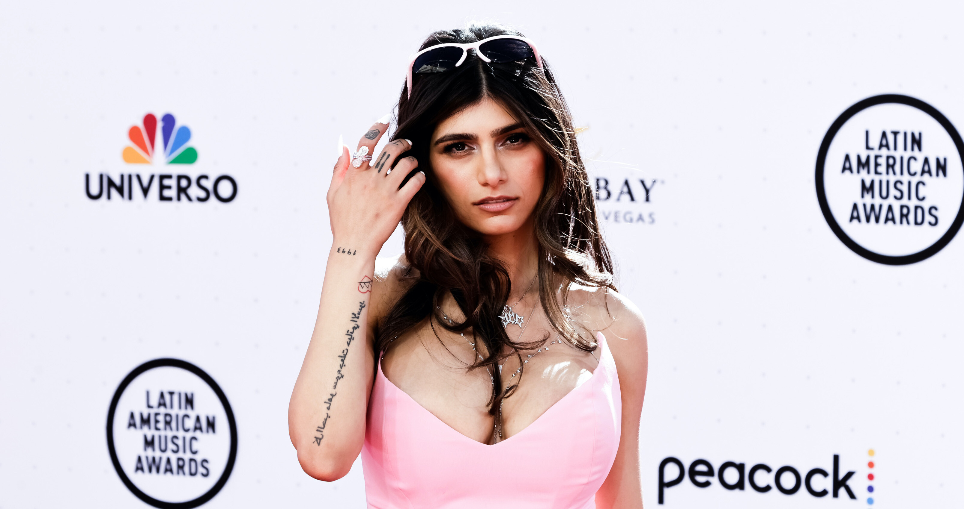Why Is Mia Khalifa A Popular Meme? - yf28gf3